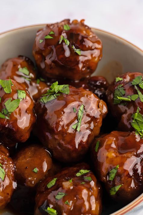 These sweet and sour meatballs are perfect for any party! With just a few simple steps, you'll have an appetizer everyone will love. Meatballs Easy Recipe, Sweet N Sour Meatballs, Meatballs Sauce Recipe, Cooking Frozen Meatballs, Sweet Meatballs, Sweet And Sour Beef, Savory Meatballs, Sweet And Sour Meatballs, Meatball Recipes Easy