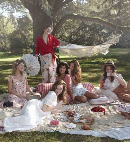 Picnic Photo Shoot, Picnic Photography, Boho Market, Picnic Inspiration, Party Photoshoot, Group Poses, Picnic Wedding, Family Picnic, Perfect Picnic