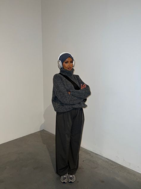 Brunch Outfit Modest, Hijabi Brunch Outfit, Hijabi Sweater Outfit, Muslimah Winter Outfits, Hijabi Smart Casual Outfit, Oversized Sweater Outfit Hijab, Hijabi Corporate Outfit, Autumn Modest Outfits, Hijab Sweater Outfit