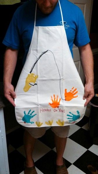 5 Frugal Father's Day DIY Gifts | DIY Father's Day Apron for Dad Grilling Apron, Diy Father's Day, Fathers Day Art, Homemade Fathers Day Gifts, Diy Gifts For Men, Cadeau Parents, Hand Prints, Diy Father's Day Gifts, Chickadees