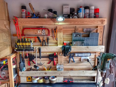 Pallet Garage porta attrezzi fai da te Simple Workbench, Simple Workbench Plans, Garage Organizer, Garage Organize, Workbench Plans, Woodworking Wood, Workbench, Wood Pallets, Wine Rack