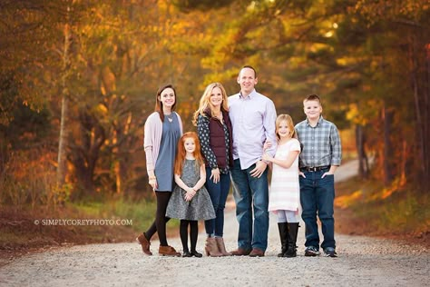 outdoor photo session of a family of 6 with older children by Atlanta family photographer Group Of 6 Photo Poses, Large Family Poses, Big Family Photos, Large Family Photos, Family Photoshoot Poses, Fall Family Portraits, Fall Family Photo Outfits, Family Portrait Poses, Family Of 6