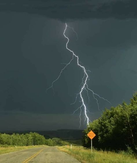 Storm Core, Mary Core, Lightning Aesthetic, Thunder Weather, Tiktok Friends, Weather Phenomenon, Storm Images, Lighting Storms, Lightning Photography