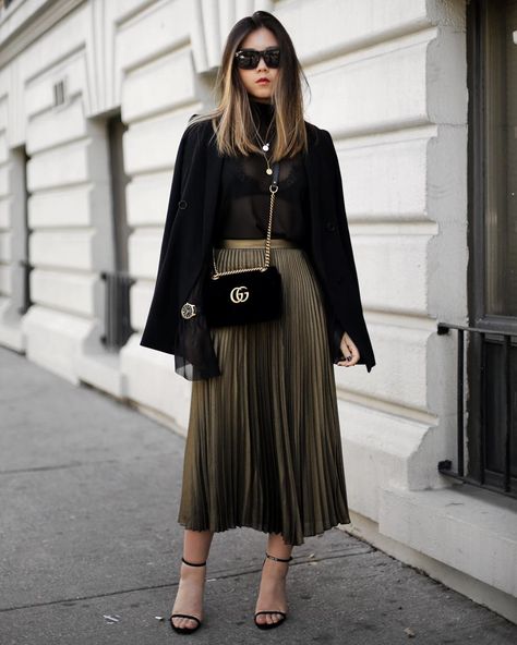 / Twins / Italy Green Pleated Skirt Outfit Winter, Green Pleated Skirt Outfit, Pleated Skirt Outfits, Green Pleated Skirt, Olive Green Skirt, Pleated Skirt Outfit, Olive Skirt, Winter Skirt Outfit, Skirt Outfit