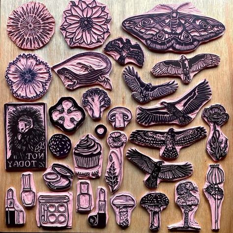 How To Carve Stamps, Print Stamp Design, Carved Stamps Ideas, How To Make Stamps, Lino Stamp Ideas, Hand Carved Stamps Pattern, Stamp Carving Ideas, Hand Carved Stamps Diy, Linocut Stamps