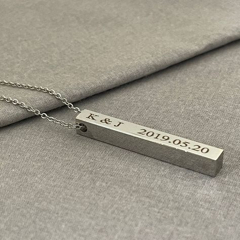 Engraved Necklace Ideas, Gold Bar Pendant Necklace, Mens Necklace Fashion, Gold And Silver Necklace, Engraving Jewelry, Silver Anklets Designs, Gold Bar Pendant, Hand Jewelry Rings, Birthday Gifts For Boyfriend Diy