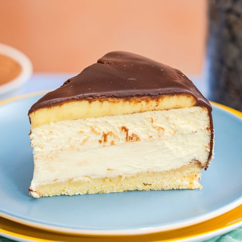 Boston Cream Cheesecake Boston Cream Cheesecake, Homemade Vanilla Cake, Vanilla Bean Cheesecake, Famous Desserts, Flat Cakes, Cream Cheesecake, Vanilla Cheesecake, Boston Cream Pie, Boston Cream