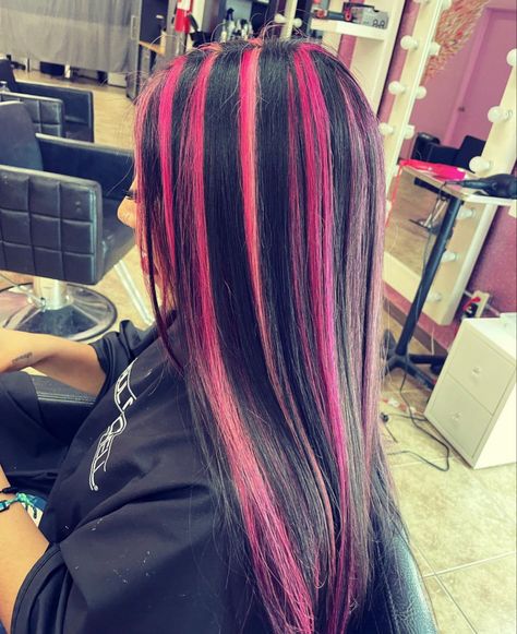 Skunk Chunky Highlights, Pink Black And Blonde Hair, Pink Streaks In Hair, Black Hair With Pink Highlights, Skunk Highlights, Draculaura Hair, Red Hair Styles, Pink Hair Streaks, Streaked Hair