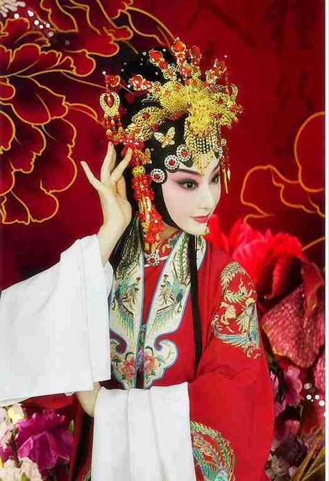 Chinese Opera Bian Lian, Opera Outfit, Japanese Theater, Opera Aesthetic, Folklore Fashion, Chinese Dynasty, Chinese Theater, Beijing Opera, Peking Opera