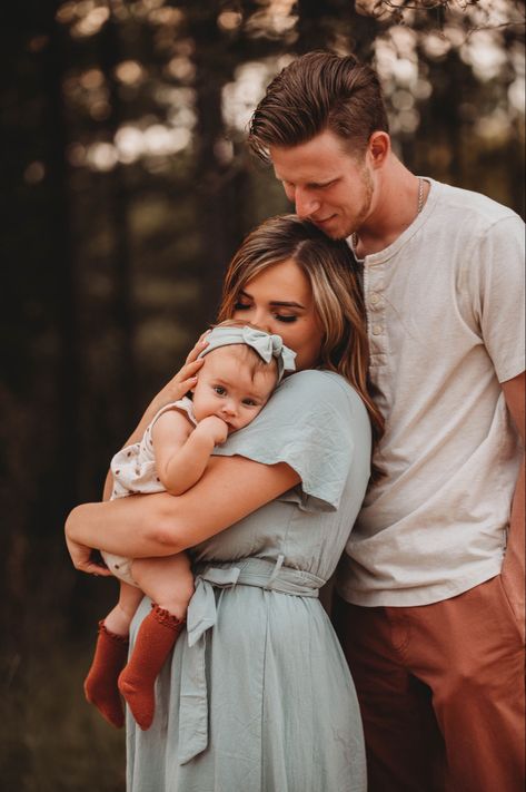 Fall Newborn Photography Family, Fall Photos With Infant, Outdoor Family Fall Photos, Family Pics With Infant, Family Photo Poses With Infant, Family Pics With One Year Old, Family Of 3 Photoshoot Newborn, New Family Photos, Fall Family Photo Shoot With Baby