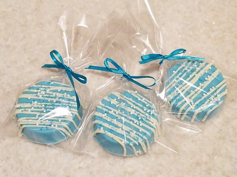 Chocolate Covered Oreos Baby Shower Boy, Boy Baby Shower Desserts, Oreo Decoration, Blue Chocolate Covered Oreos, Blue Dessert Table, Oreo White Chocolate, White Chocolate Covered Oreos, Baby Shower Desserts Boy, White Chocolate Covered