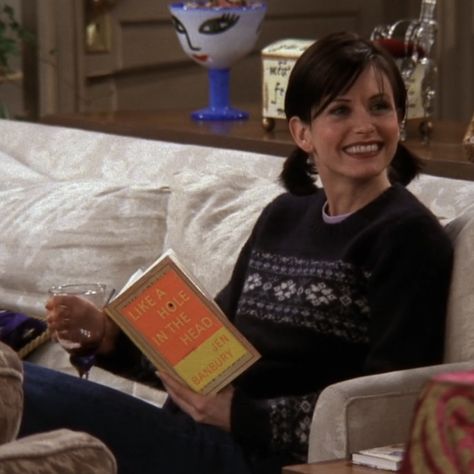 monica in 4x15 of friends, courteney cox, the one with all the rugby Tv Characters Reading Books, Bookish Icons, Characters Reading, Monica Friends, Girls Reading, Friends Outfits, Women Reading, Friends Cast, Reading Aesthetic