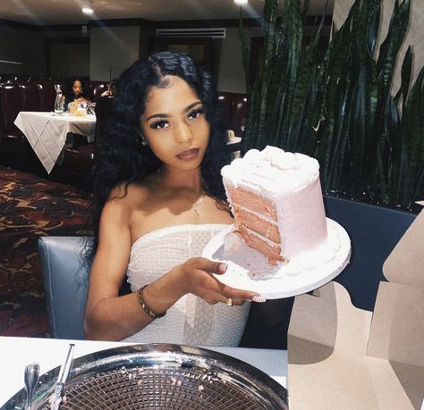 Boujee Photoshoot, Birthday Poses, Birthday Behavior, Seventeenth Birthday, Sweet Sixteen Birthday Party Ideas, 21st Bday Ideas, Birthday Pics, Cute Birthday Pictures, Birthday Pins