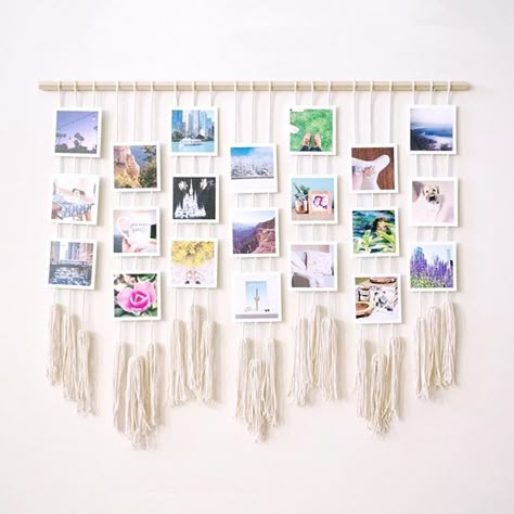 Learn how to make your own macrame photo wall hanging on the blog today >> #parabopress #diyblog #macramewallhanging Macrame Photo Wall Hanging, Diy Photo Wall, Photowall Ideas, Photo Wall Hanging, Diy Wand, Wall Hanging Diy, Décor Boho, Hanging Photos, Boho Dekor