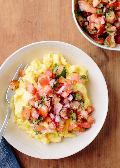 If you're getting a little bored of plain old scrambled eggs every morning, here's something to spice them up a bit — literally! A few spoonfuls of this spicy fresh (and make-ahead) salsa sprinkled over your eggs will wake you up better than a cup of coffee. Whole30 Breakfast Recipes, Fluffy Scrambled Eggs, Whole 30 Breakfast, Summer Breakfast, Whole 30 Recipes, Scrambled Eggs, Egg Recipes, Best Breakfast, A Bowl