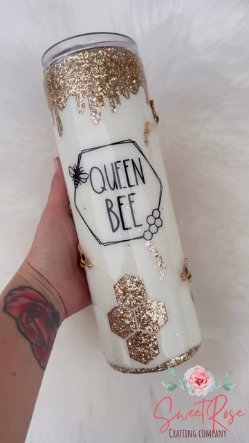 Melanie - Sweet Rose Crafting Co. on Instagram: "Queen bee 🐝🐝🐝🐝👑👑👑 . . . . . #sweetrose #tumbler #tumblers #customtumblers #diy #crafts #crafting #tumblersofinstagram #tumblermaker #tumblerart #maker #smallbusiness#customtumbler #queenbee #queen #bee" Queen Tumbler Ideas, Bee Snow Globe Tumbler, Bumble Bee Tumbler Ideas, Bee Tumbler, Queen Bee Tumbler Ideas, Honeycomb Tumbler, Rose Crafts, Glitter Tumbler Cups, Best Friend Pictures