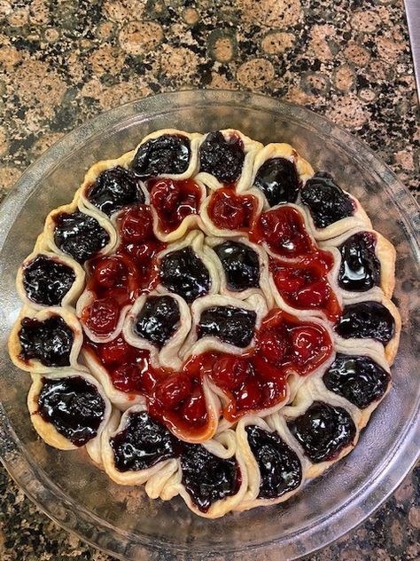 Multi flavored pie for get togethers. Why choose to make just one flavor? Pick Your Flavor Pie Recipe, Pick Your Flavor Pie, Pull Apart Pie, Julia Childs, Pie Bites, Pie Flavors, Julia Child, Pull Apart, Baking Ideas