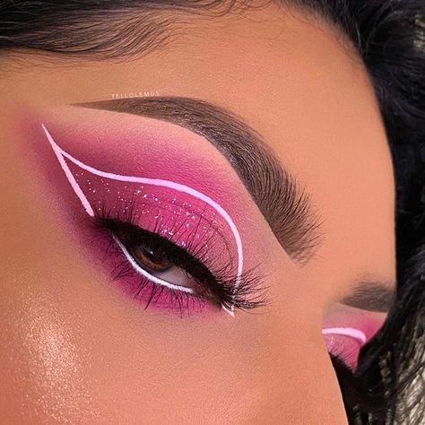 Cute Valentines Day Makeup Looks, Magenta Eye Makeup, Pink Valentines Makeup, Creative Makeup Looks Eye Art, Valentine’s Day Make Up Looks, Valentines Eye Makeup, Valentine Makeup Looks, Make Up Rosa, Maquillaje Cute