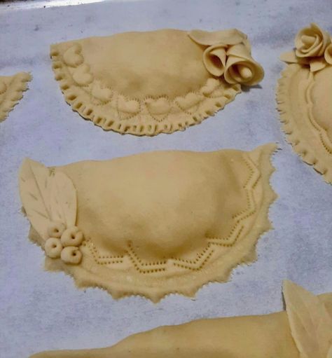 Pie Crust Art, Sewing Clothes Women, Pie Crust, Food Art, Pastry, Pasta, Tea, Bar, Brioche