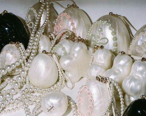 Sculpture Fashion, Aquarius Art, Pearl Bag, Arm Candy, Vivienne Westwood, Balenciaga, Pearl Necklace, Fashion Branding, Women Handbags