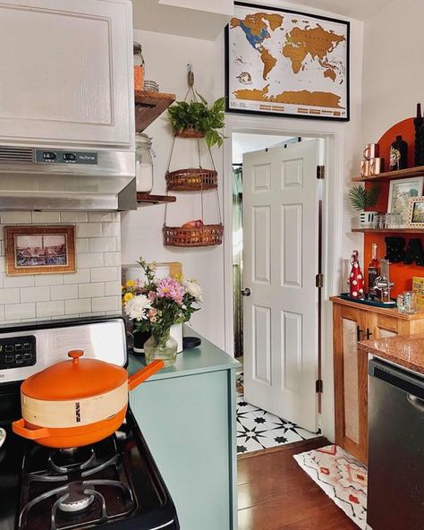 See Katie's 525-Square-Foot Apartment in Illinois from the Small/Cool Contest | Apartment Therapy Custom Bar Cabinet, Small Studio Apartment Decorating, Apartment Deco, Studio Apartment Living, Pantry Shelves, Peel And Stick Backsplash, Small Kitchen Storage, Stick Backsplash, Small Space Design