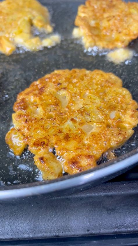 These 3 ingredient fried green tomato fritters were SOOOOOO GOOD! #friedgreentomatoes #fritters #3ingredientrecipes #easyrecipe | Cook It Erica Green Tomato Fritters, Tomato Fritters, Keri Soup, Fried Tomatoes, Fried Green, Summer Foods, 3 Ingredient Recipes, Fried Green Tomatoes, Vegetarian Dinners