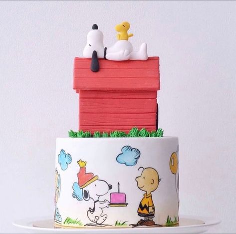 Snoopy Cake Birthdays, Charlie Brown Cake, Snoopy Birthday Cake, Charlie Brown Birthday Party, Bolo Snoopy, Peanuts Birthday Party, Snoopy Birthday Party, Snoopy Baby Shower, Snoopy Cake