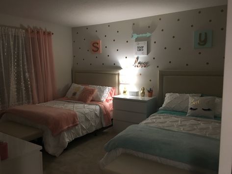 Small Bedroom Ideas For 2 Sisters, Room Decor Ideas Aesthetic, Room Decor Bedroom Aesthetic, Aesthetics Room Decor, Room Decor Tips, Girl Apartment Decor, Lights Room, Room Decoration Bedroom, Room Decoration Aesthetic