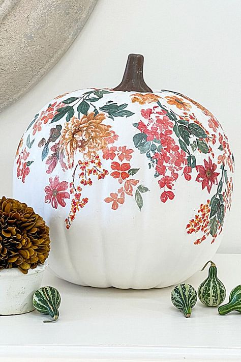 27 Pretty Paper Napkin Decoupage DIY Ideas - The Cottage Market Diy Projects For Fall, Decoupage Pumpkins, Chinoiserie Pumpkins, Pumpkin Diy, Decoupage Tutorial, Pretty Pumpkins, Beautiful Pumpkins, Painted Pumpkin, Napkin Decoupage