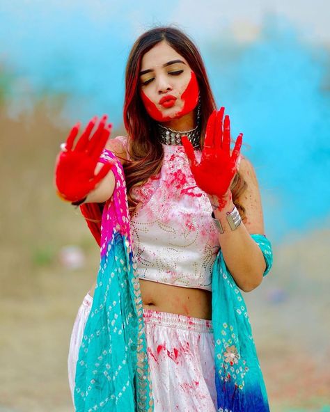 Holi Girl, Holi Photoshoot, Festival Pics, Holi Girls, Hot Dp, Editor Photo, Happy Holi Images, Beautiful Lehenga, Asian Bridal Makeup