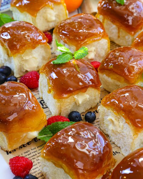 Dessert Sliders Recipes, Hawaiian Roll Creme Brulee, Crème Brûlée Hawaiian Rolls, Donut Creme Brulee, Hawaiian Roll Lemon Cheesecake Creme Brulee, Crembrule Donut, Dessert Sliders, Creme Brulee Donut, Hawiian Rolls