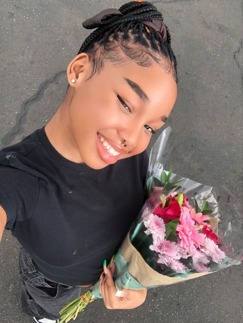 Selfies With Flowers, Pictures To Recreate By Yourself, Selfie With Flowers, Natural Selfies, Cabello Afro Natural, Black Femininity, Foto Ideas Instagram, Instagram Photo Inspiration, Cute Selfie Ideas