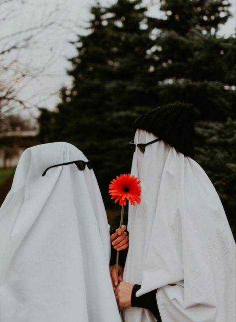 Sheet Ghost Couple, Ghost Photoshoot Couple, Ghost Shoot, Ghost Trend, Ghost Couple, Ghost Photoshoot, Ghost Photo, Halloween Shoot, Netflix Horror