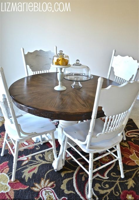 I could do this with one of my my round tables. I think the seats of the chairs need to be stained the same as the table top. Round Kitchen Table And Chairs, Refurbished Table, Kitchen Table Oak, Table Redo, White Kitchen Table, Round Table And Chairs, Kitchen Table Makeover, Round Kitchen Table, White Chairs