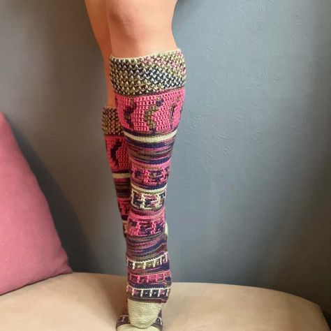 This free knee high crochet sock pattern uses the colourful overlay mosaic technique and can be made in ankle, calf or knee length! Crochet Granny Dress, Yoga Socks Pattern, Crochet Sock Pattern, Chunky Yarn Patterns, Granny Dress, Fair Isle Crochet, Crochet Granny Stitch, Crochet Sock, Stitch Dress