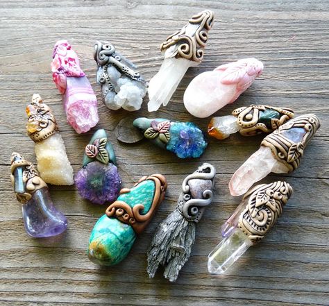 Wrap of clay design on crystals/gemstones... Crystal Jewelry Diy, Creation Art, Pendant Tutorial, Polymer Clay Diy, Polymer Jewelry, Polymer Clay Pendant, Fimo Clay, Clay Design, Polymer Clay Projects