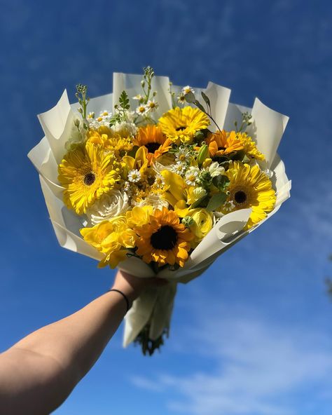 The prettiest mix flower bouquet 😍💛 Gift them a yellow mix flower bouquet this spring💐 Dm @lilyyscreations or text (559) 931-4025 #floraldesign #prettybouquets #rosebouquet #floristofinstagram #559bouquets #flowerbouquet #explorepage #explore #supportlocal #fresnoflowers #fresnoflorist #ramobuchón #fresnocalifornia Yellow Flowers Bouquet Gift, Mix Flower Bouquet, Yellow Flowers Bouquet, Flower Bouquet Gift, Mixed Bouquet, Prettiest Bouquet, Bouquet Gift, Flowers Bouquet Gift, Rose Bouquet