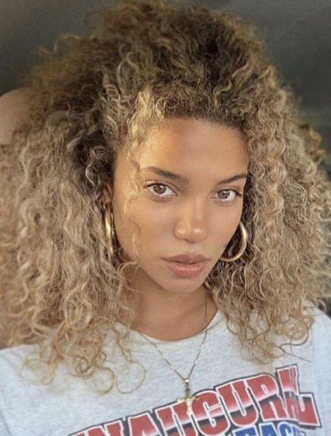 @carlyacross Beyonce Hair Color, Blonde Highlights Curly Hair, Beyonce Hair, Short Natural Curly Hair, Dyed Curly Hair, Highlights Curly Hair, Blonde Curly Hair, Colored Curly Hair, Beautiful Curly Hair