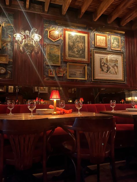 Old Italian Aesthetic, Jazz Restaurant, Chicago Aesthetic, Italian Bar, Italian Aesthetic, Jazz Bar, Jazz Club, Red Walls, Night Aesthetic