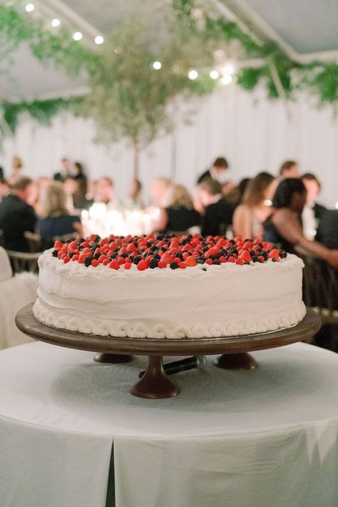 Wedding Cake Elegant, Italian Courtyard, White Wedding Centerpieces, Cake Elegant, Italian Wedding Cakes, Mini Wedding Cakes, Courtyard Wedding, Two Tier Cake, Small Wedding Cakes