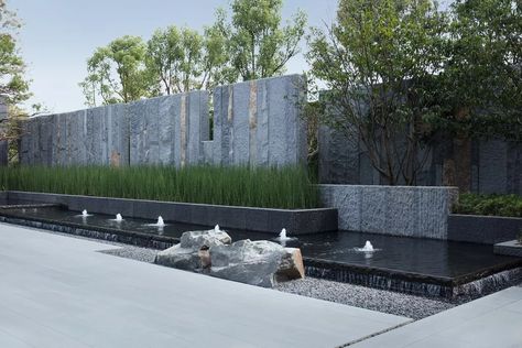 Polaris Palace by GM landscape design – mooool Pagar Modern, Waterscape Design, Modern Water Feature, Residential Landscaping, Pool Water Features, Entrance Gates Design, Fountain Design, Water Fountains Outdoor, Landscape Elements