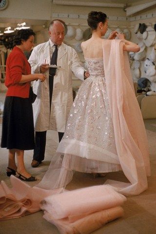 Christian Dior with an assistant and model at his Paris atelier in 1957 © Getty Images. Via www.vogue.co.uk. Glamour Vintage, Dior Collection, Look Retro, Paris Mode, Fashion 1950s, French Fashion Designers, Dior Couture, Vintage Couture, Moda Vintage