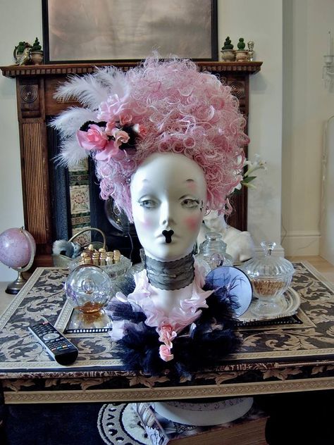 Femenine Fashion, Mannequin Ideas, Styrofoam Heads, Carnaval Outfit, Styrofoam Head, Neo Baroque, Head Vases, Mannequin Art, Vintage Mannequin