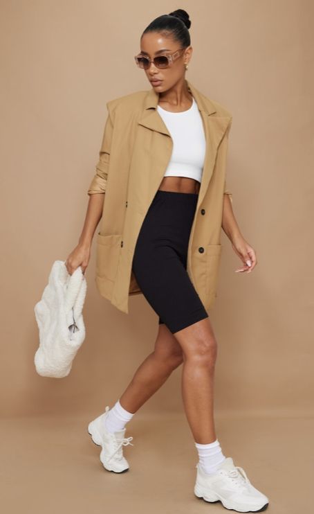 Casual Trench Coat Outfit, Cute Biker Shorts, Biker Shorts Outfits, Cycling Shorts Outfit, Bike Shorts Outfit, Sporty Chic Outfits, Crop Top Blanc, Race Outfit, Cute Sporty Outfits