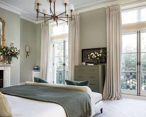 See how a Chelsea townhouse dovetails Georgian elegance with contemporary style | Chelsea Townhouse, London Bedroom, Georgian Style Homes, Georgian Interiors, Townhouse Interior, Georgian Townhouse, London Townhouse, Georgian Homes, Master Bedrooms Decor