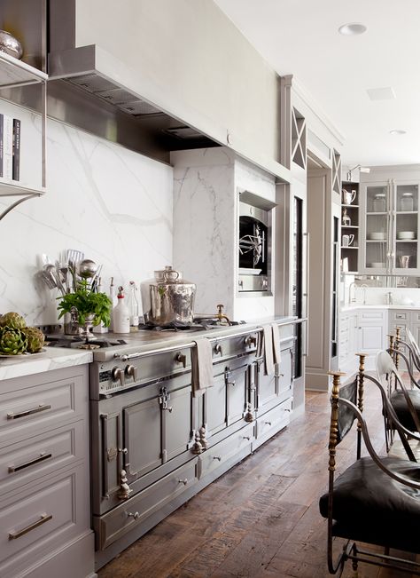 Like the marble. And the stove but it doesn’t have to be La Cornue Le Cornue Range, Cornue Range, Range Kitchen, Grey Kitchen Designs, Fabulous Kitchens, Backsplash Designs, Enchanted Home, Classic Kitchen, Pool Design