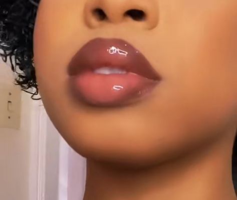 Lips No Cupid, Big Round Lips Aesthetic, Lip Claims For Dr Black, Big Top Lip And Small Bottom Lip, Round Lips Shape, Round Cupids Bow Lips Aesthetic, Big Pouty Lips, Pillow Lips Makeup Aesthetic, 2 Tone Lips