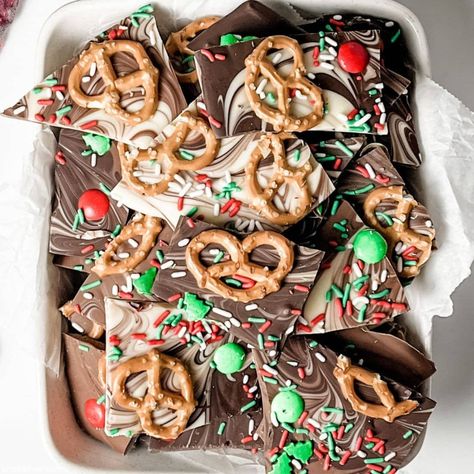 marbled chocolate bar bark Christmas Chocolate Bark In Oven, Marbled Desserts, Bark Candy Recipes, Choc Bark, Christmas Chocolate Bark Recipes, Chocolate Pretzel Bark, Christmas Chocolate Bark, Easy Chocolate Bark, Decadent Cookies