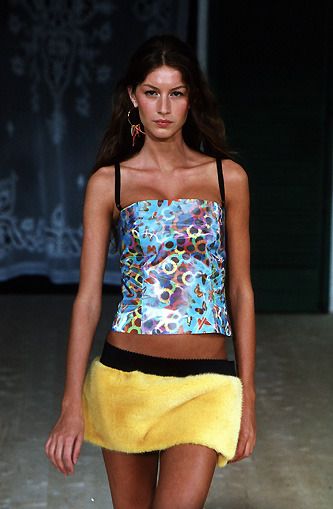 Dolce & Gabbana - Fall 1999 RTW Gisele Bundchen Body, Dolce And Gabbana Runway, Runway Fashion Couture, Vintage Runway, Gisele Bündchen, Cute Lazy Outfits, Model Inspo, Gisele Bundchen, Model Dress