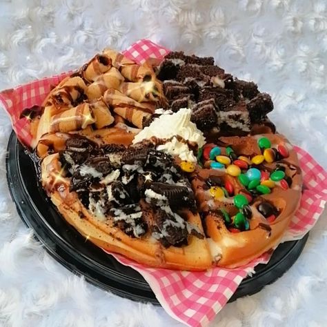 Waffles Decorados, Mini Waffles, Waffle Bowl, Dessert Waffles, Waffle Maker Recipes, Waffle Bar, Carnival Food, Candy Drinks, Hot Cakes